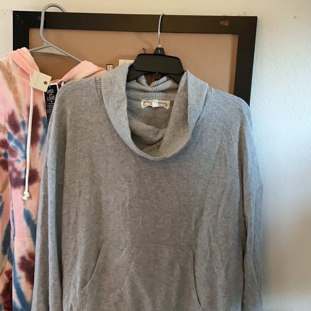 Macy’s Bundle (2 sweaters) - Picture 5 of 7
